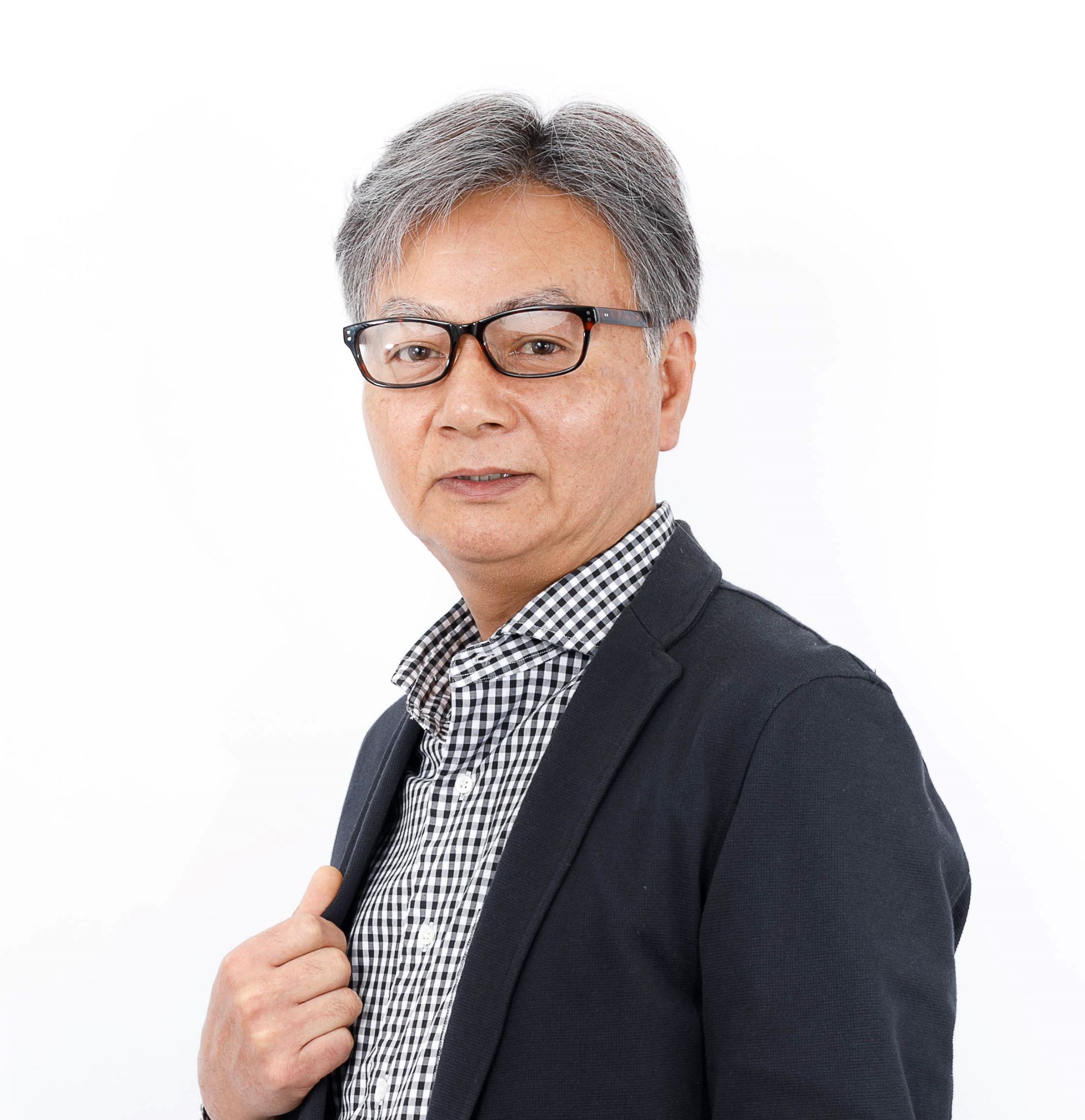 施術後:白髪を活かし、前頭部から頭頂部にボリュームが出たショートスタイル(正面)