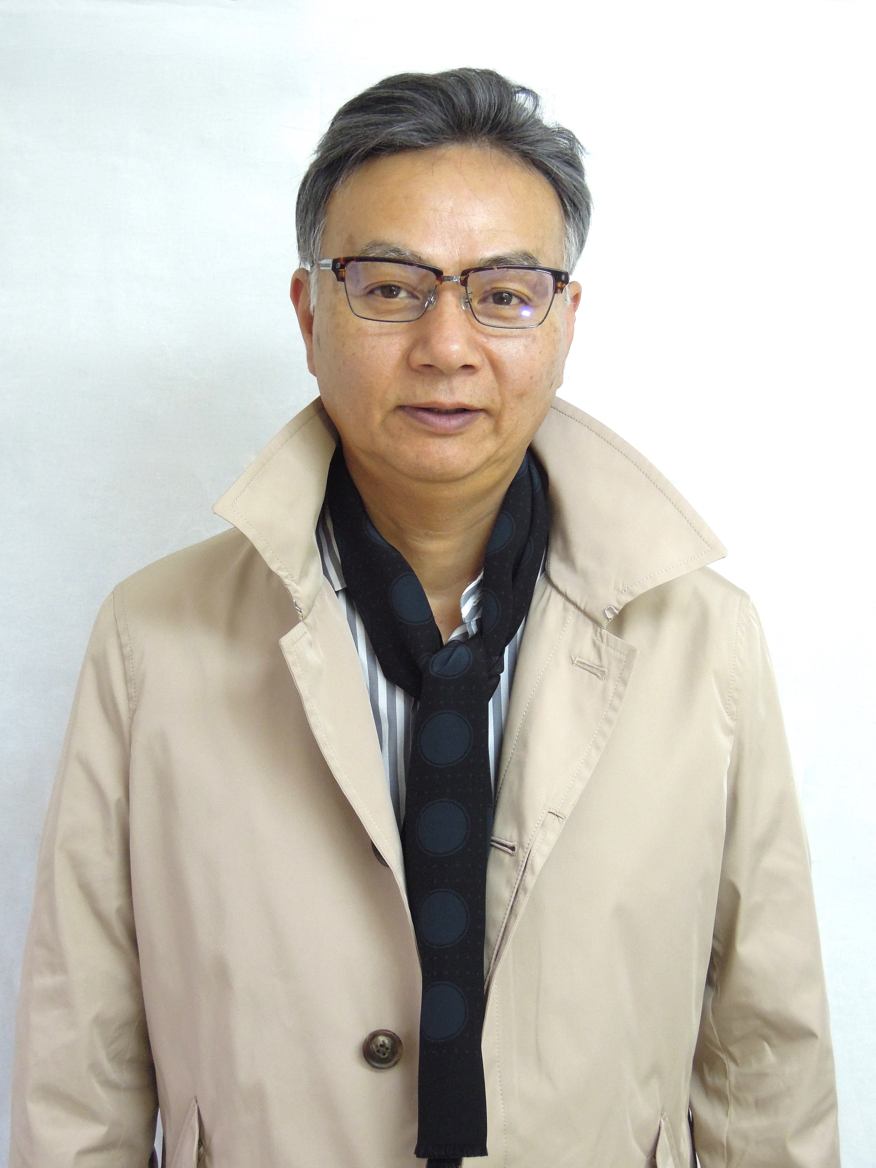 施術後:生え際の位置が整った白髪まじりのショートスタイル(正面)