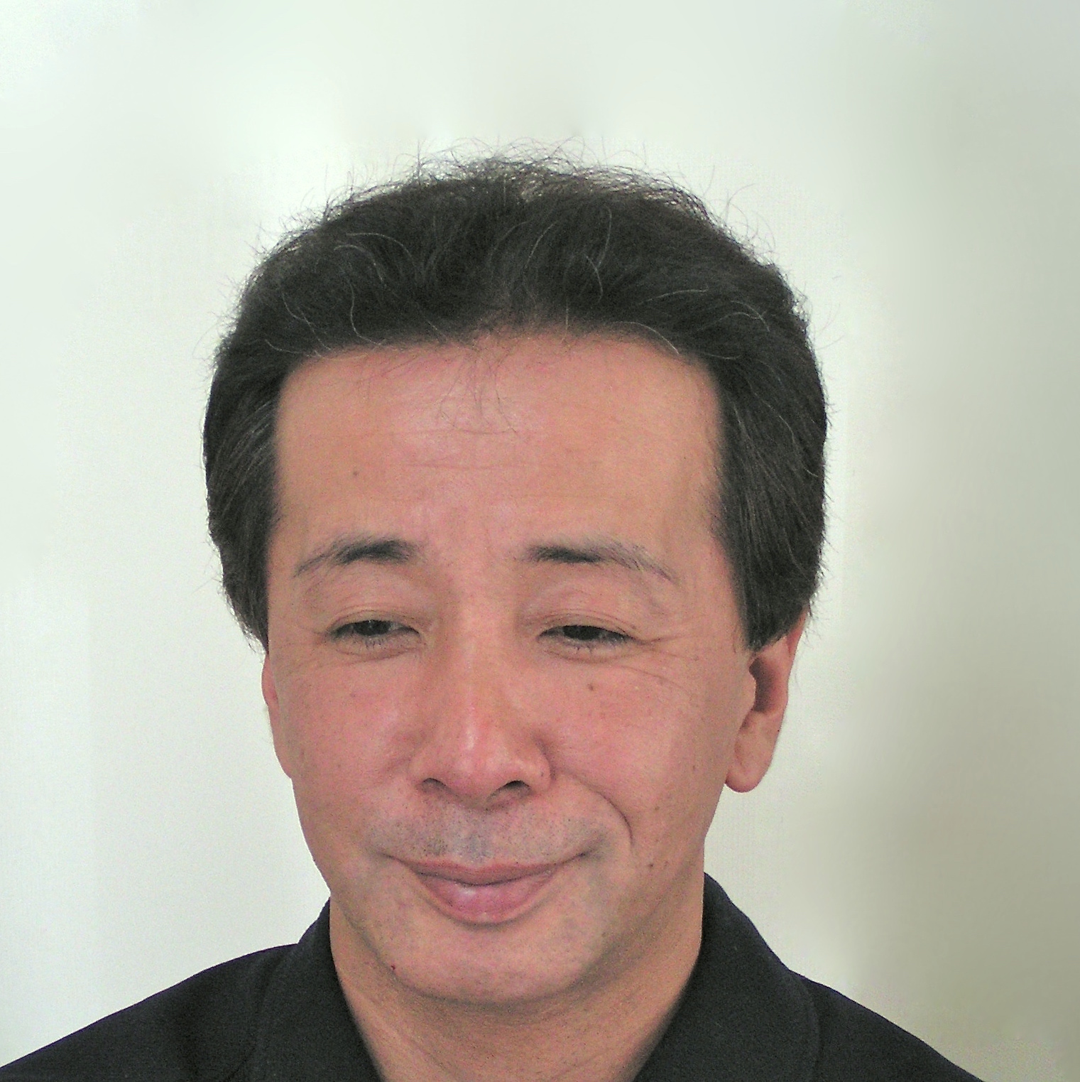 施術後:前髪で額まわりが自然に整った黒髪のスタイル(斜め)